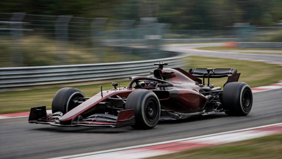 Formel 1-bil i aktion på racerbanen