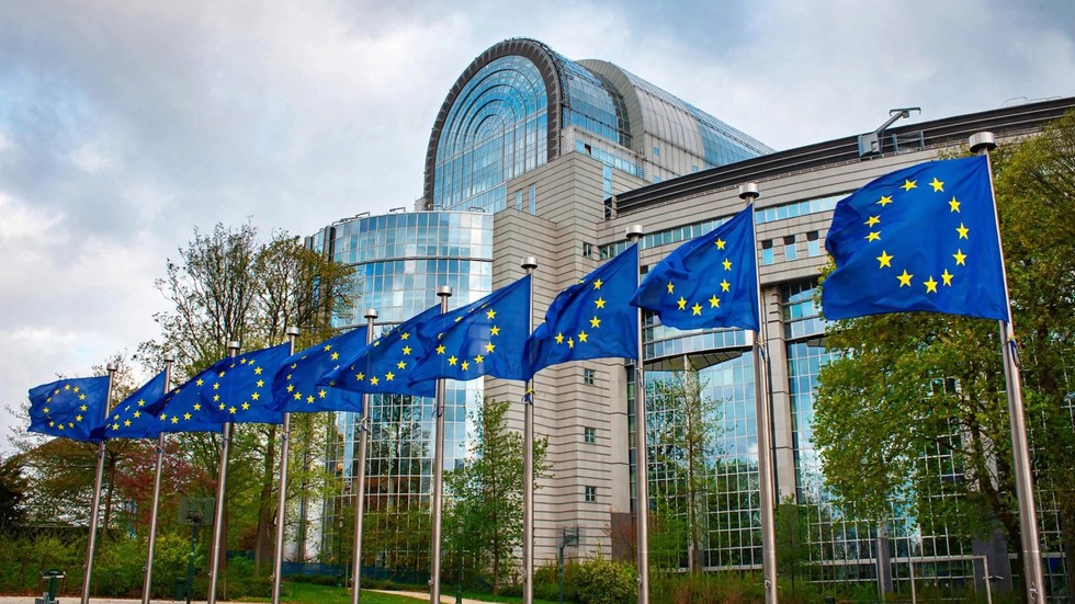 EU's fremtid: europæiske flag foran parlamentsbygningen i Bruxelles